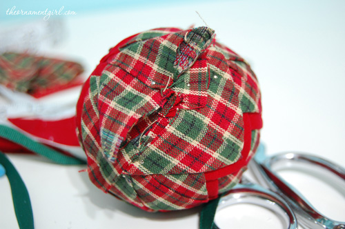 how to make a quilted Christmas ornament how to make a quilted Christmas ornament