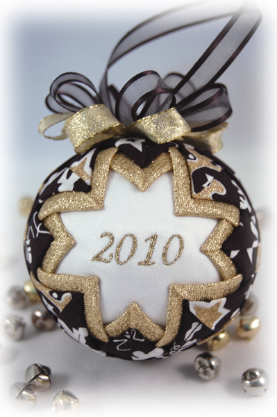 peronalized christmas ornament with the date