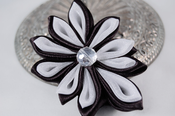 black and white kanzashi flower hair clip