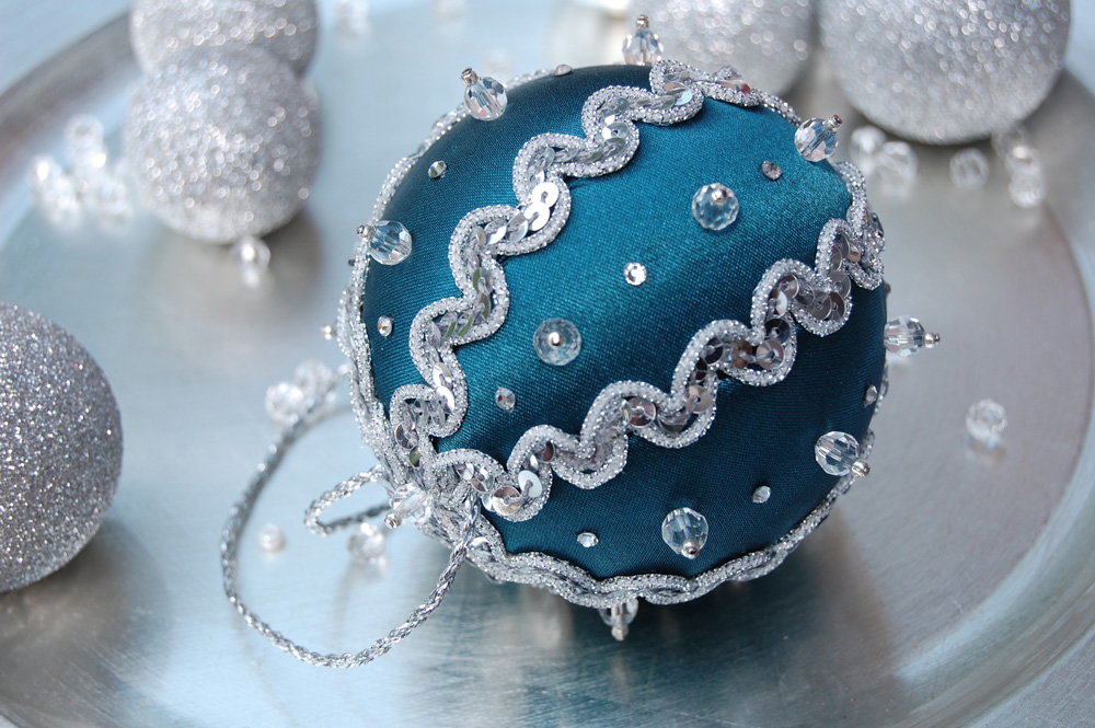 blue and silver christmas ball