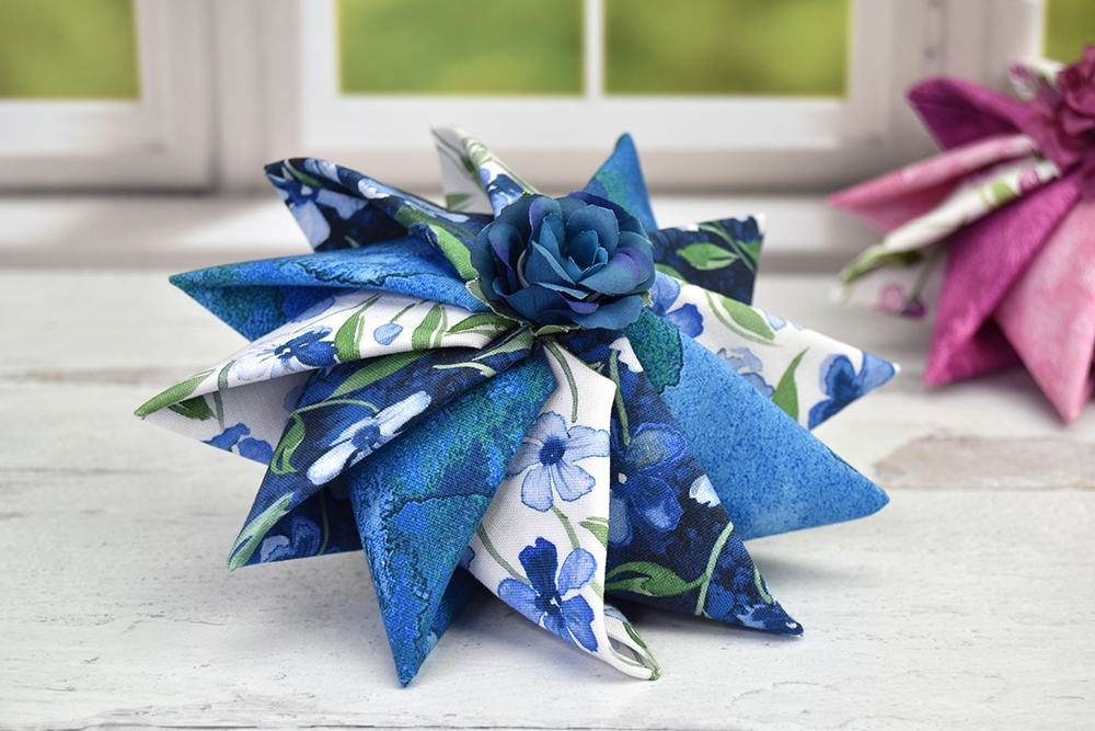 blue-floral-prairie-point-pinwheel-no-sew-ornament-2