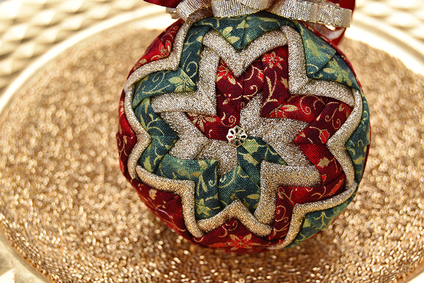 red-green-gold-shooting-star-quilted-ornament-1