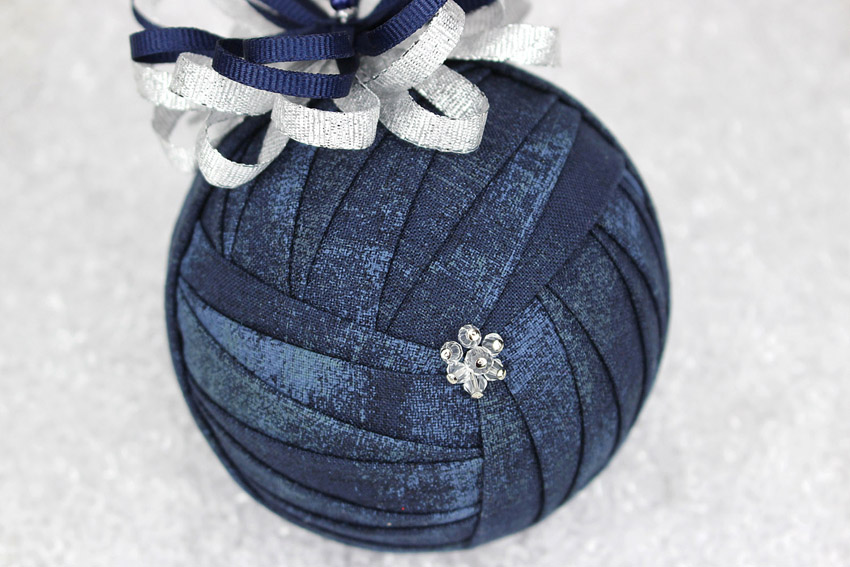 midnight-blue-trinity-knot-quilted-ornament