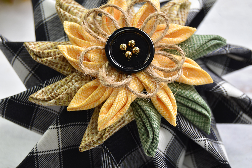 no-sew-quilted-sunflower-prairie-point-pinwheel-ornament-5
