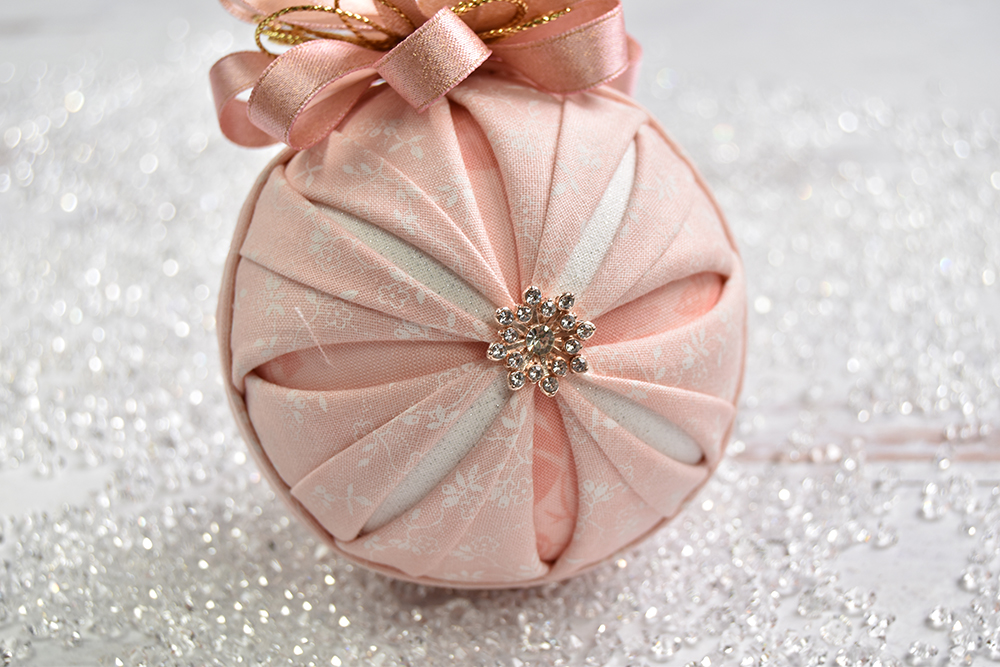 no-sew-cathedral-quilted-ornament-white-pink-gold-1