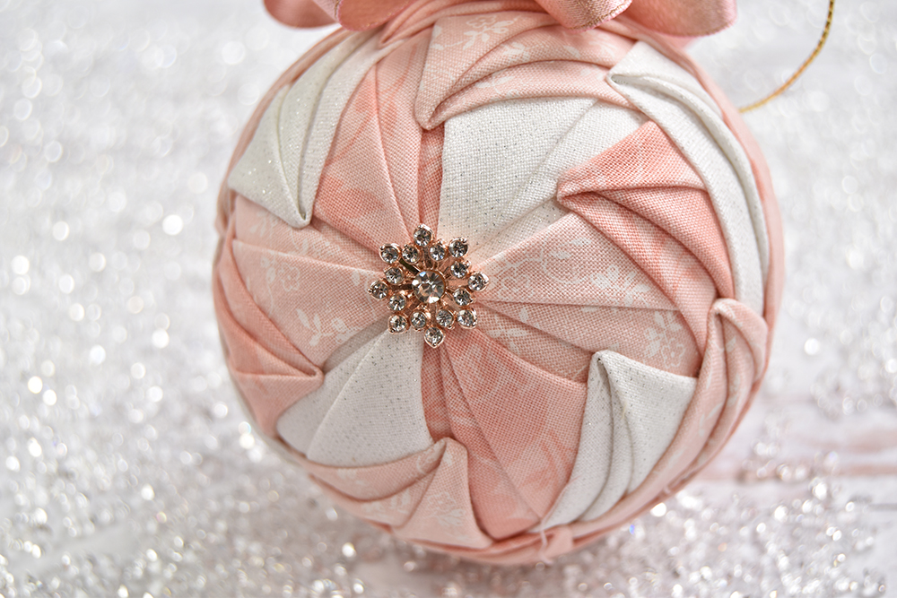no-sew-nova-quilted-ornament-white-pink-gold-2
