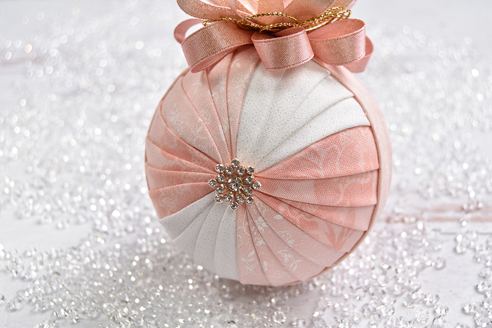 no-sew-parasol-quilted-ornament-pink-white-gold-11