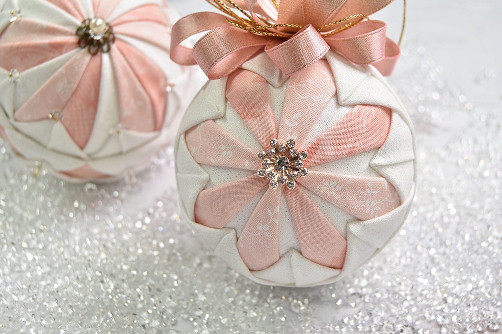 no-sew-victoria-quilted-ornament-pink-gold-shabby