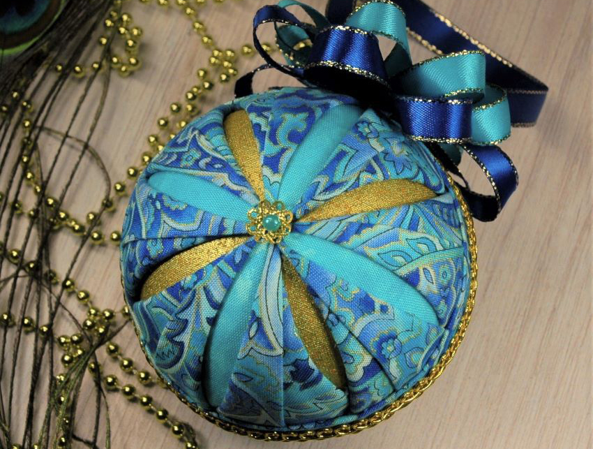 blue-turquoise-gold-no-sew-quilted-cathedral-window-ornament-1-