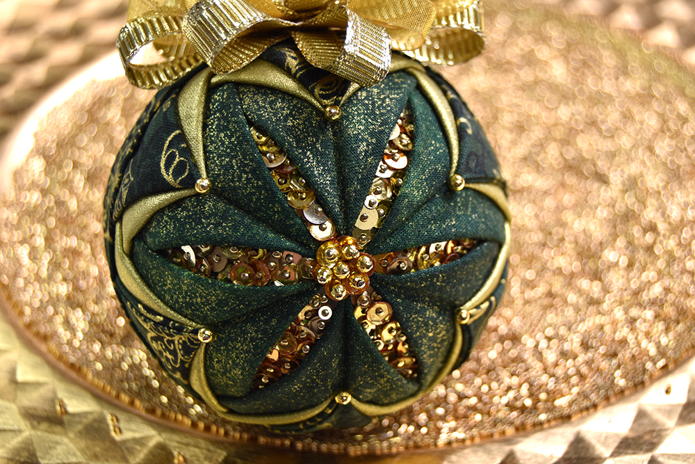 green-gold-sequined-sea-star-no-sew-quilted-fluted-star-ornament-1