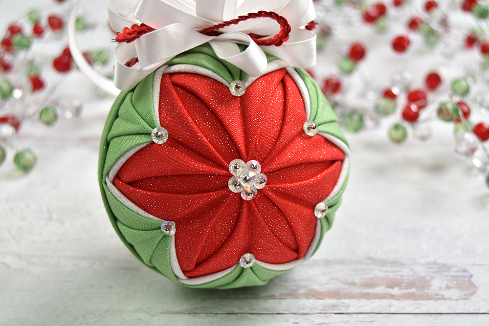 red-green-no-sew-quilted-fluted-star-ornament-1