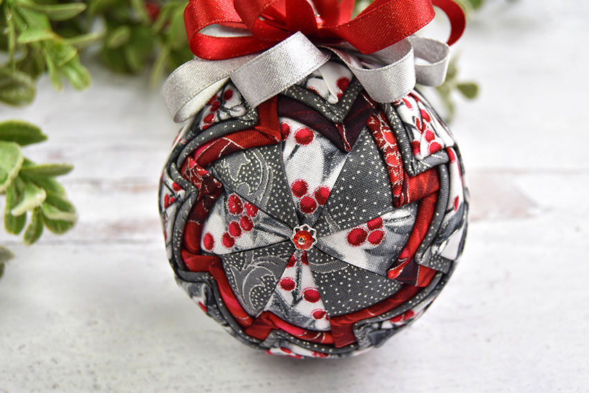 red-silver-prairie-pinwheel-quilted-no-sew-fabric-ornament-2