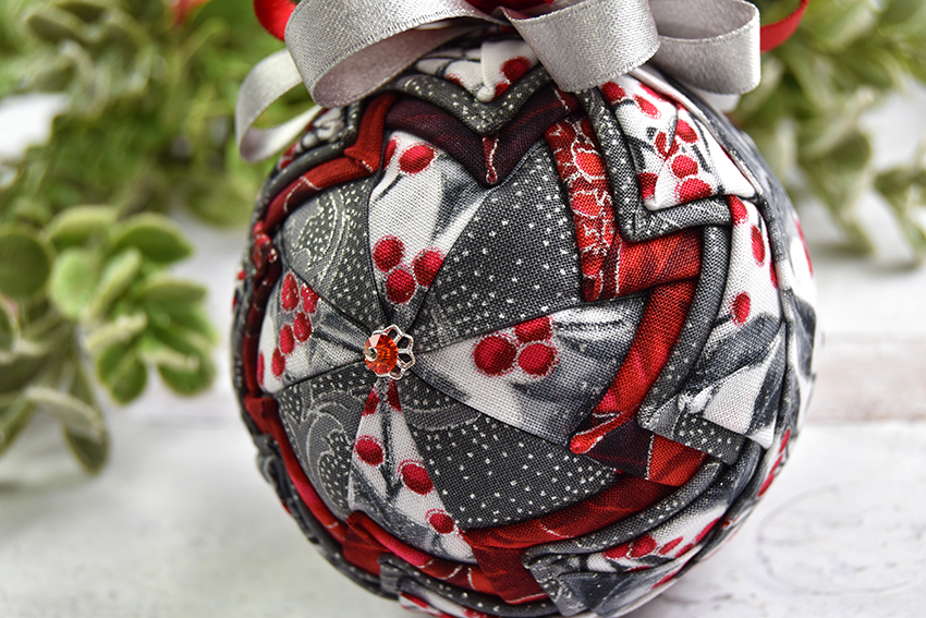 red-silver-prairie-pinwheel-quilted-no-sew-fabric-ornament-3