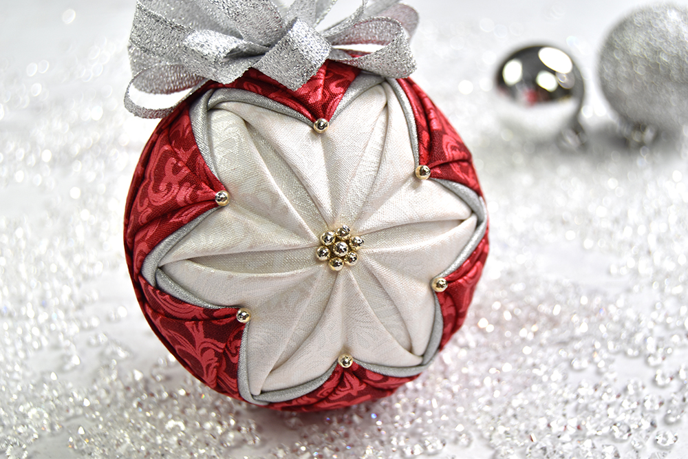 red-white-no-sew-quilted-fluted-star-ornament-1