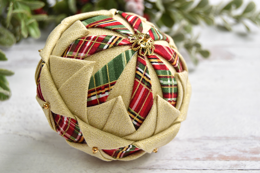 victoria-no-sew-quilted-ornament-pattern-plaid-3