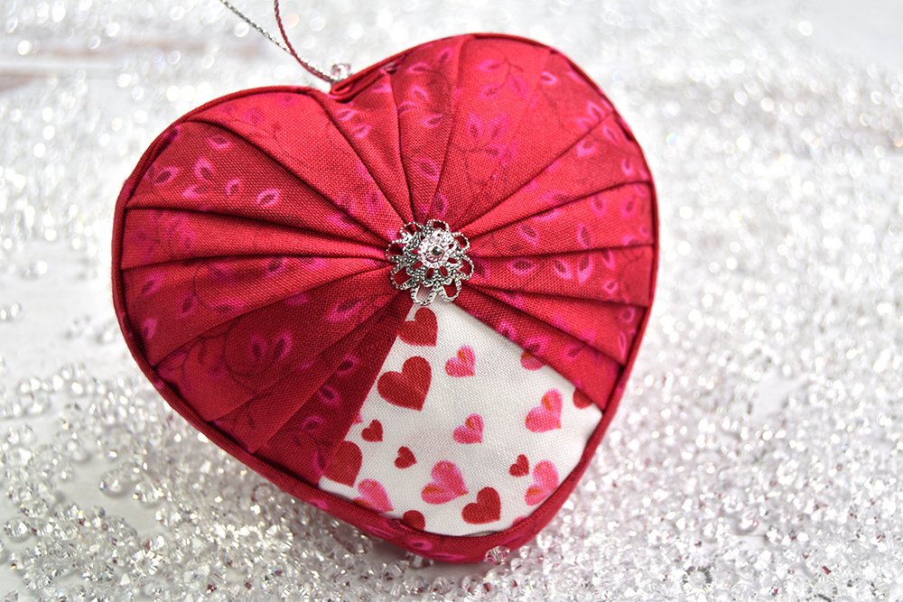 pleated-peekaboo-heart-quilted-no-sew-ornament-1