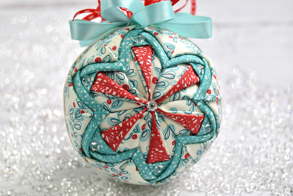 march-2021-christmas-club-luau-quilted-ornament-2