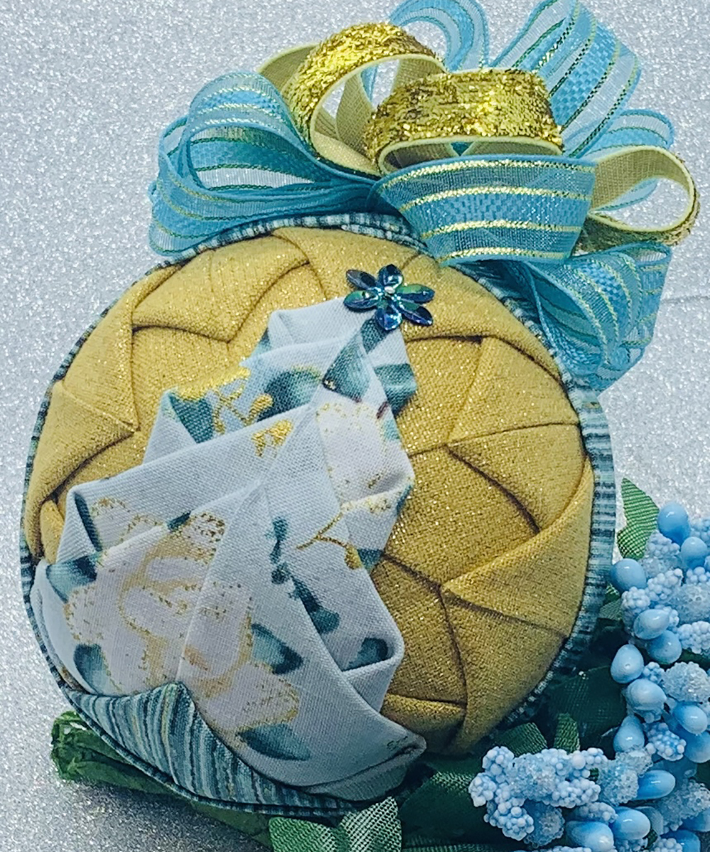 blue-gold-festive-fir-quillted-ornament