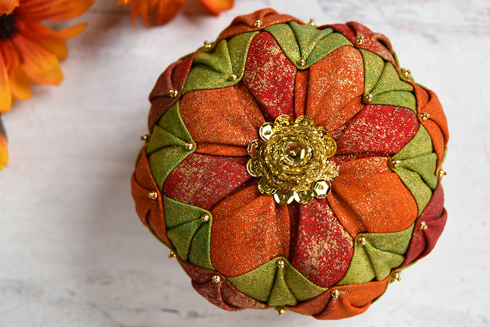 spiced-pumpkin-quilted-no-sew-ornament-decor-3