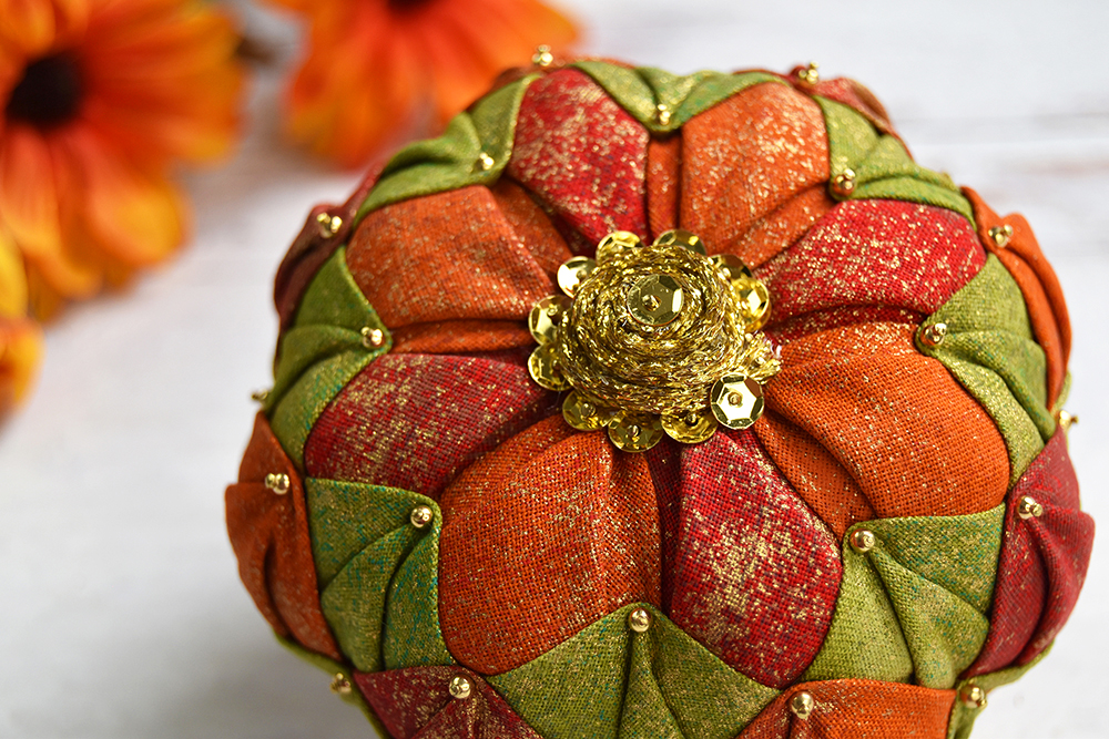 spiced-pumpkin-quilted-no-sew-ornament-decor-7
