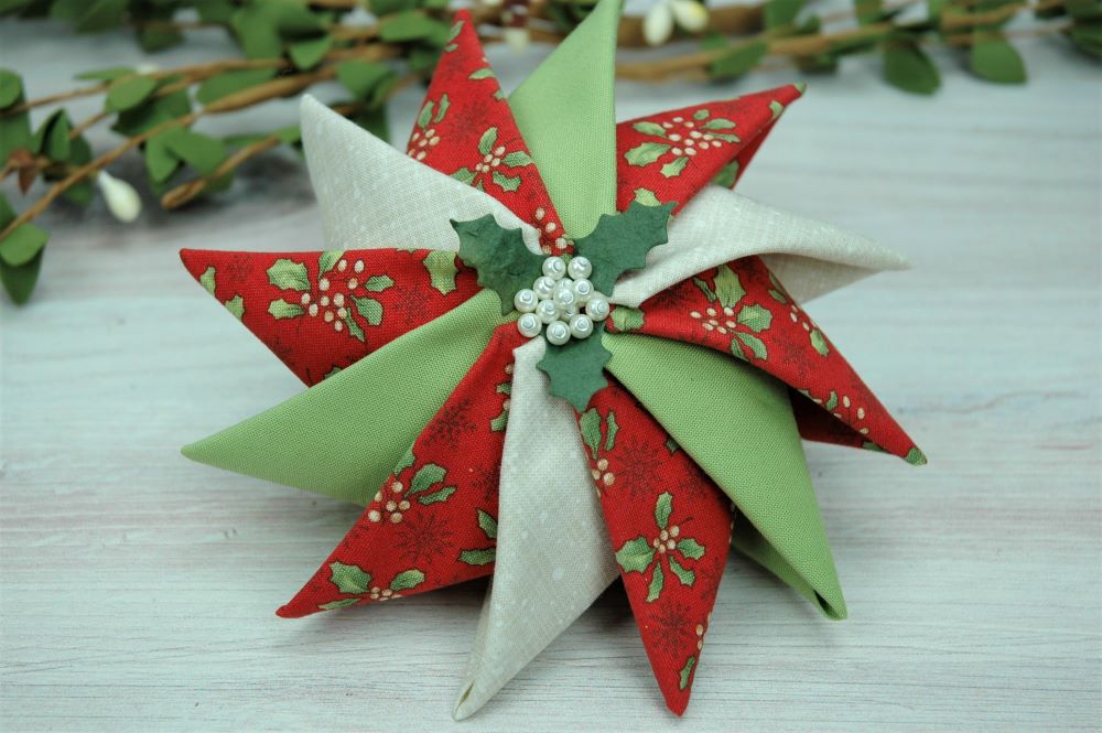 no-sew-prairie-point-pinwheel-ornament-quilted-country-red-green