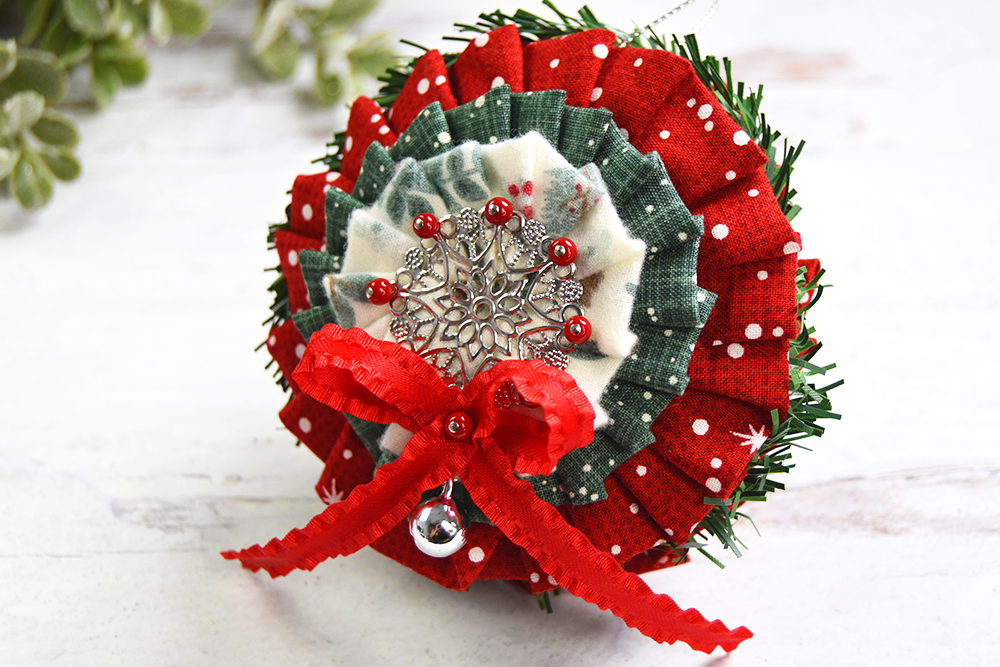 ruffled-yoyo-wreath-quilted-no-sew-ornament-3