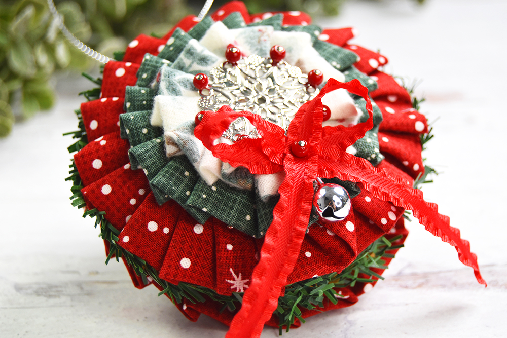 ruffled-yoyo-wreath-quilted-no-sew-ornament-4