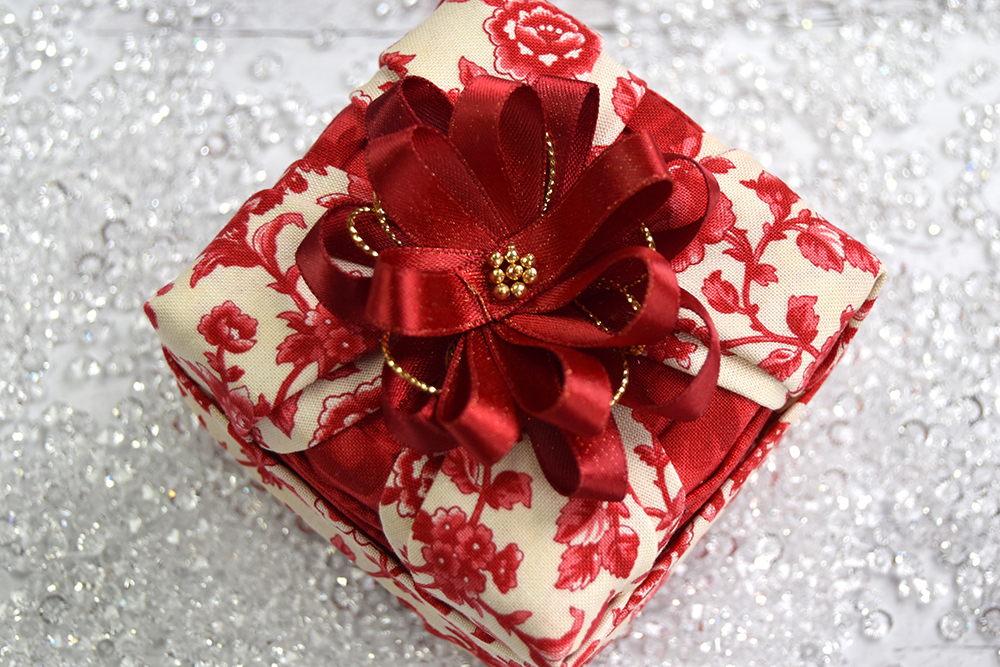gift-box-present-no-sew-quilted-ornament-celebrate-pattern-cinnaberry-1