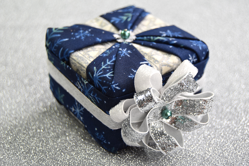 gift-box-present-no-sew-quilted-ornament-celebrate-pattern-navy-blue-silver-3
