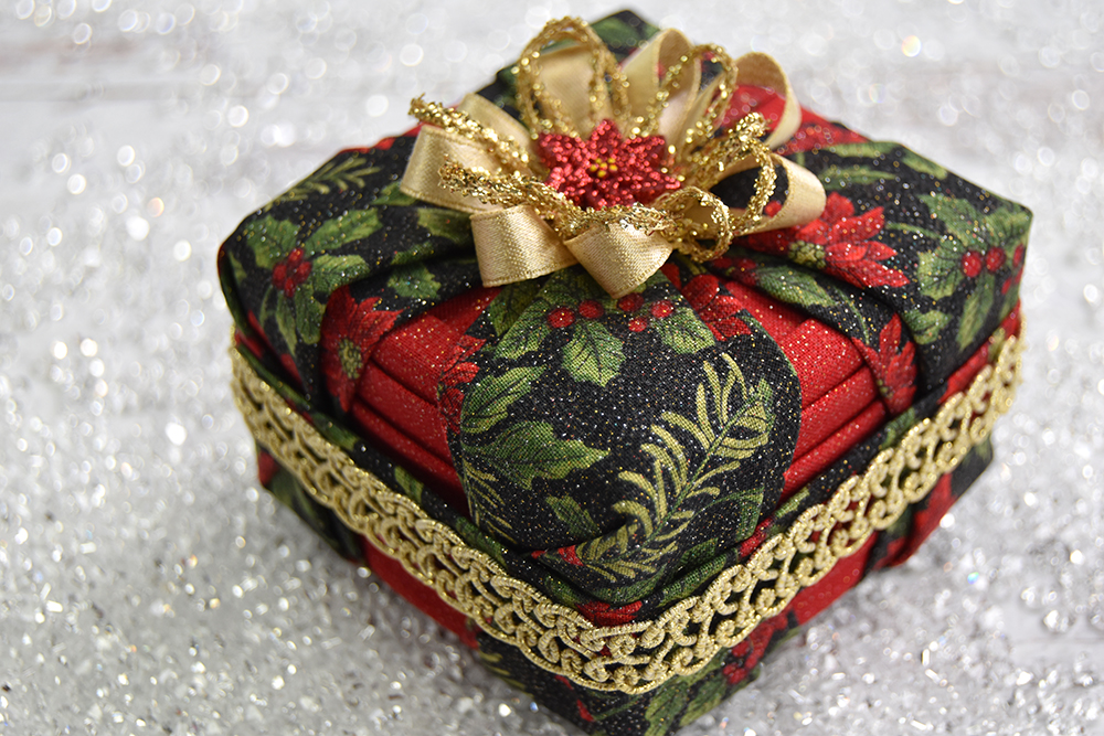 gift-box-present-no-sew-quilted-ornament-celebrate-pattern-red-black-poinsettia-2