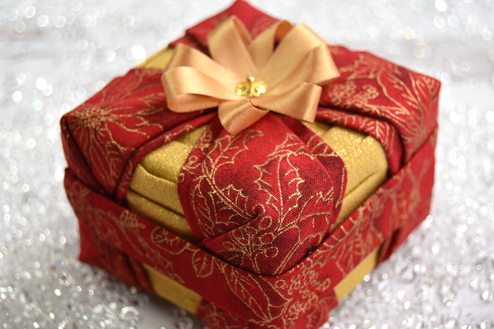 gift-box-present-no-sew-quilted-ornament-celebrate-pattern-red-gold-2