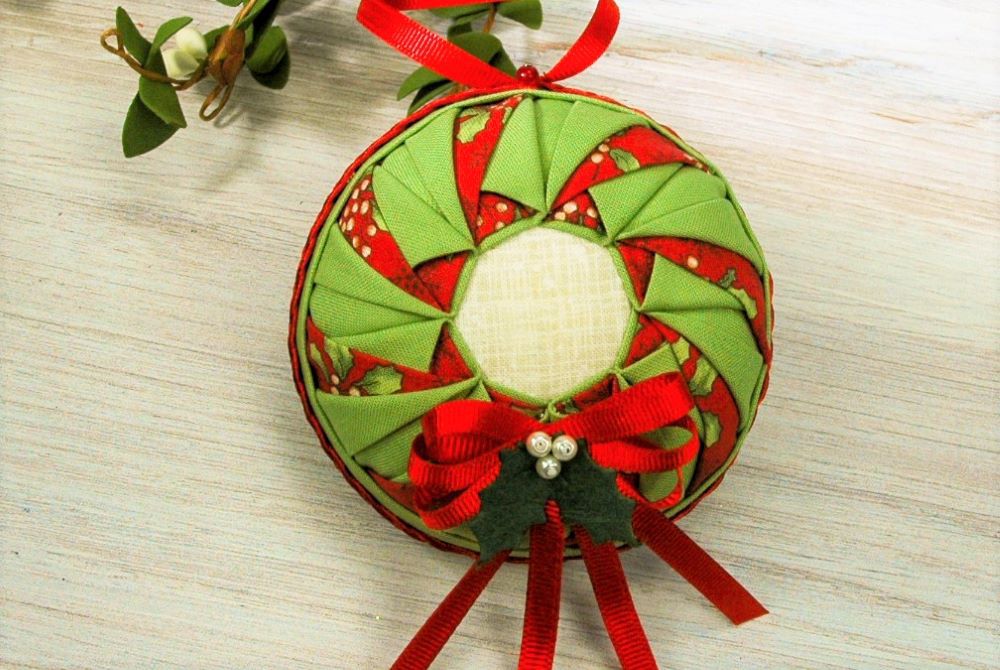 no-sew-quilted-wreath-ornament-green-red