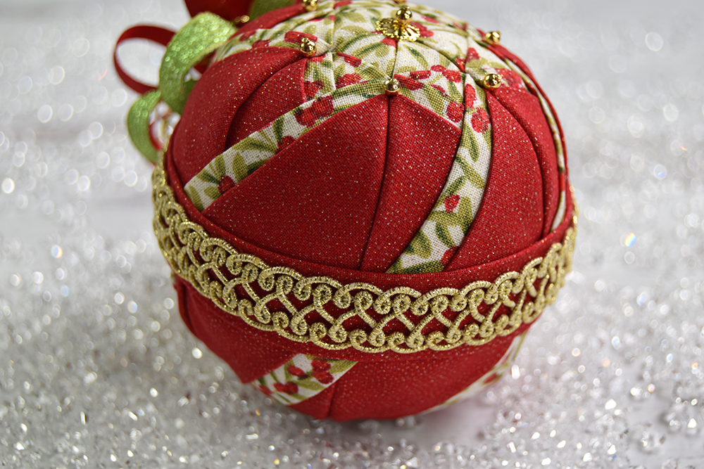 polar-star-quilted-no-sew-ornament-red-green-holly-2