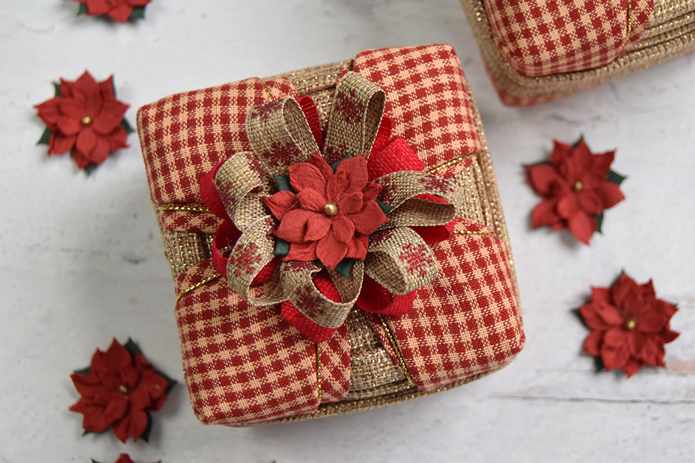 rustic-farmhouse-burlap-gift-box-quilted-no-sew-ornament-1