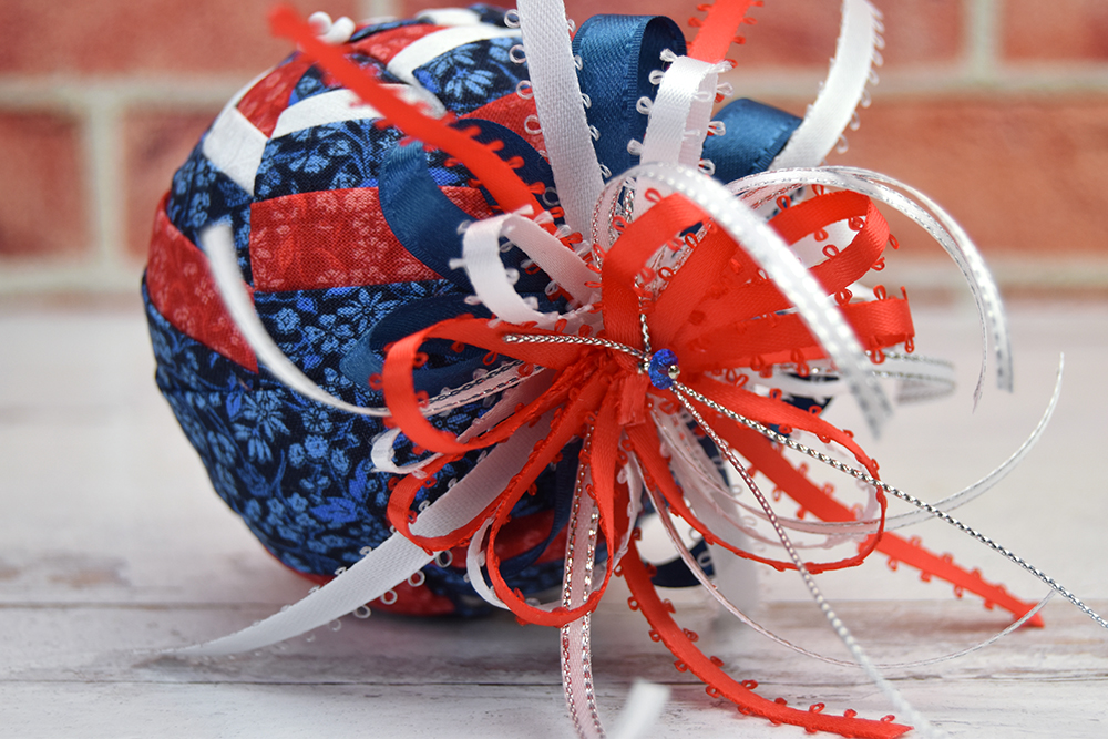 hexi-pinwheel-patriotic-red-white-blue-no-sew-ornament-1