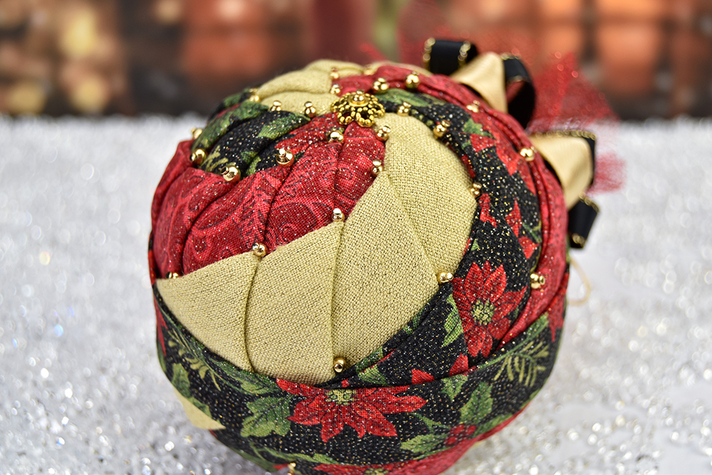 red-black-gold-pinwheel-no-sew-quilted-ornament-3