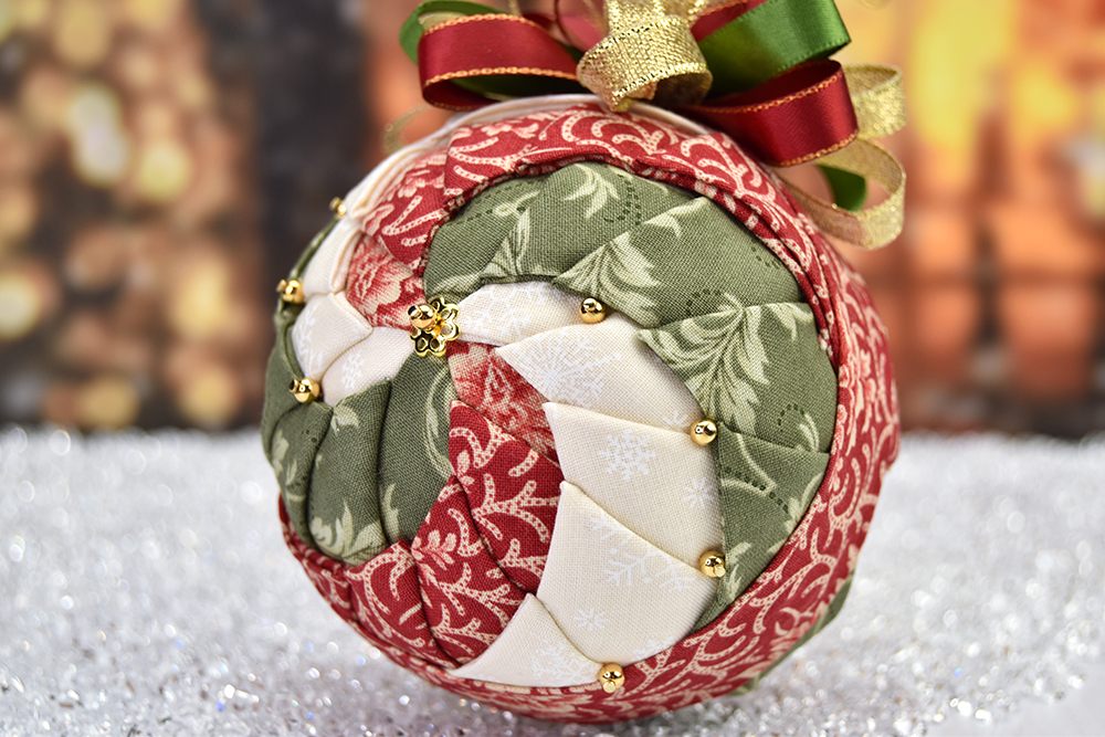red-green-cream-pinwheel-no-sew-quilted-ornament-6