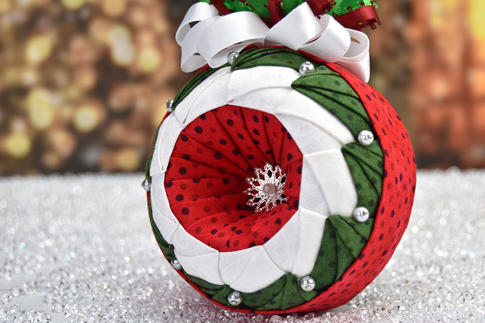 no-sew-quilted-red-green-heirloom-ornament-1