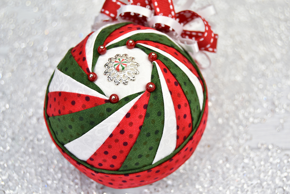 twisted-snow-globe-no-sew-quilted-fabric-ornament-1