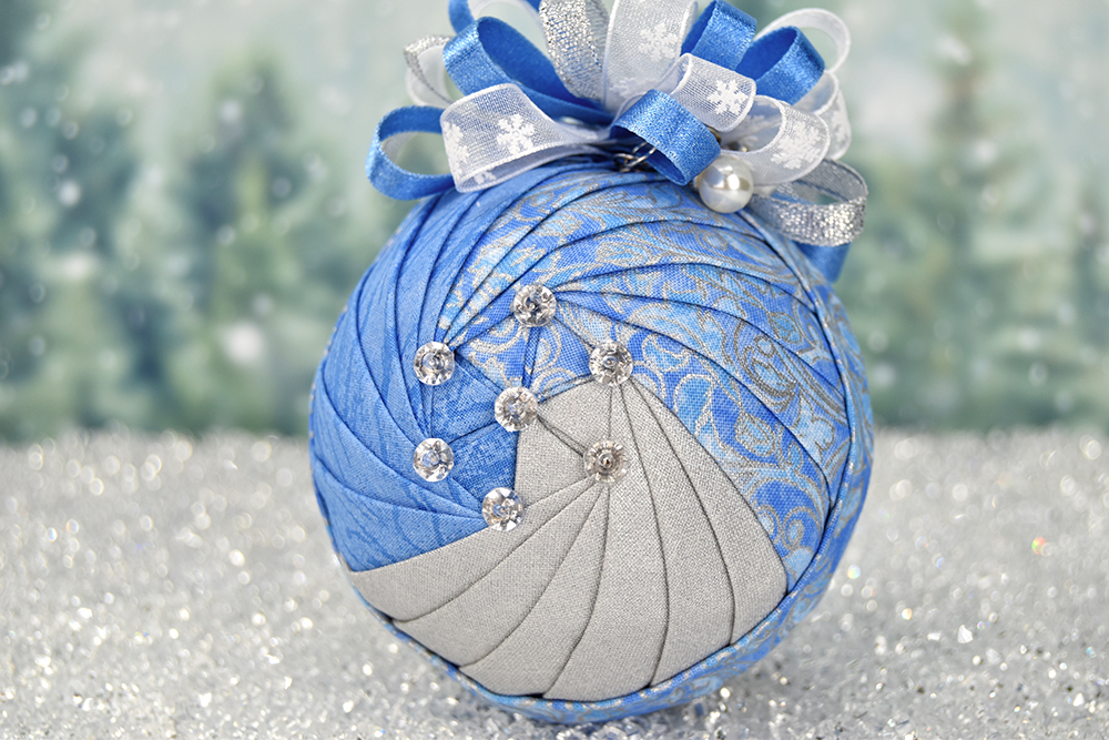 blue-christmas-quilted-no-sew-ornament-twisted-snowglobe-1
