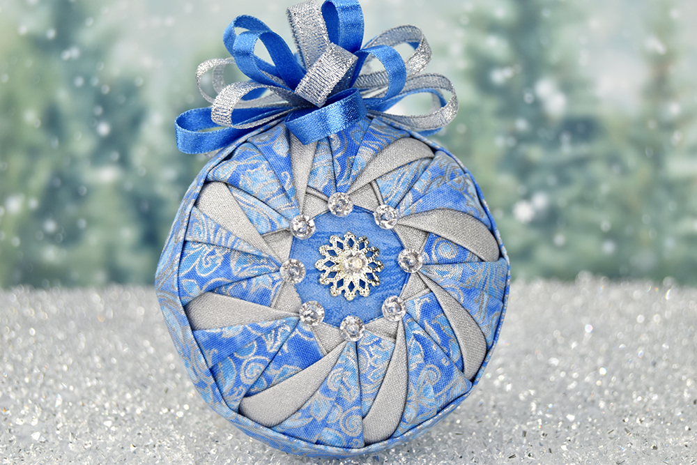 blue-christmas-quilted-no-sew-ornament-welcome-wreath-1