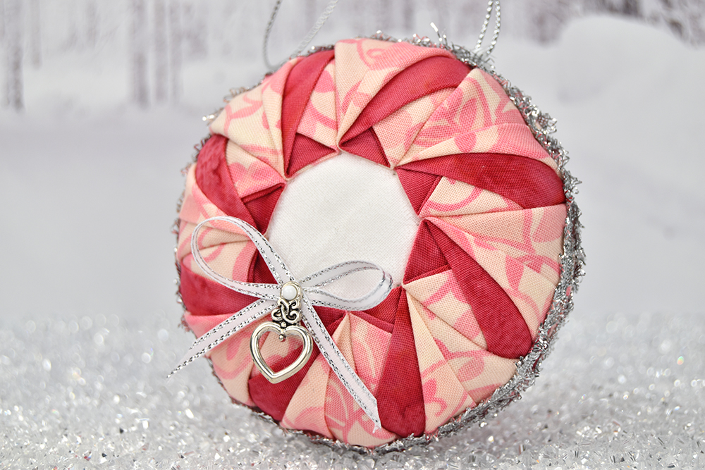 pink-white-quilted-no-sew-ornament-welcome-wreath-1