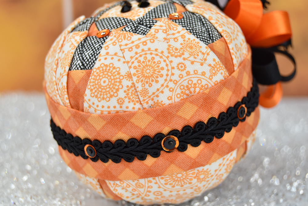 square-dance-no-sew-quilted-halloween-ornament-3
