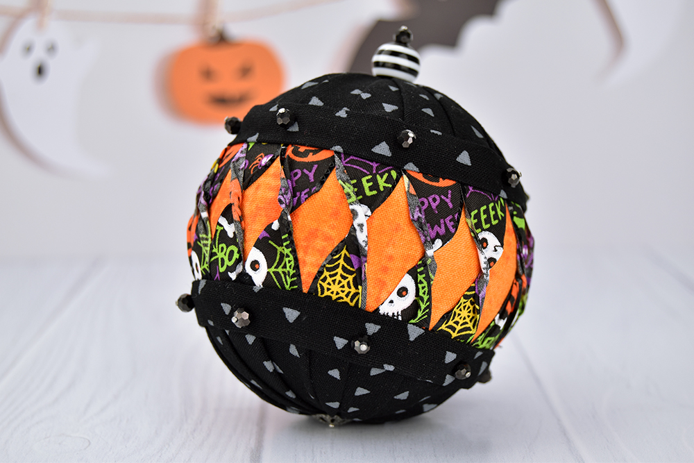 whimsical-halloween-quilted-no-sew-ornament-playful-twist-1