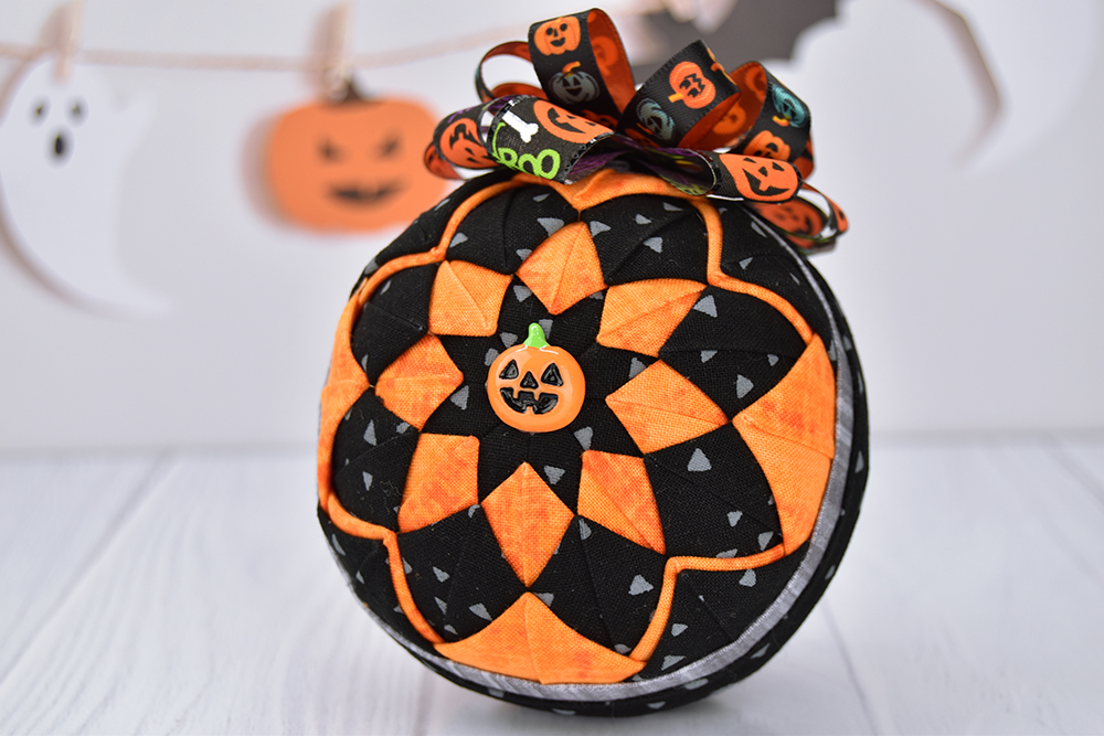 whimsical-halloween-quilted-no-sew-ornament-starburst-1