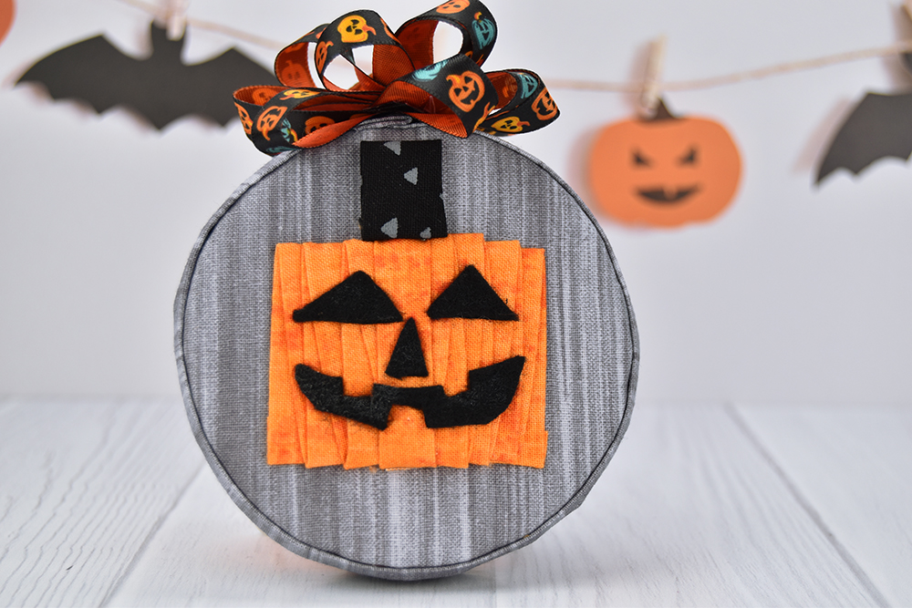 whimsical-halloween-quilted-no-sew-ornament-wrapped-up-jack-o-lantern-pumpkin-1