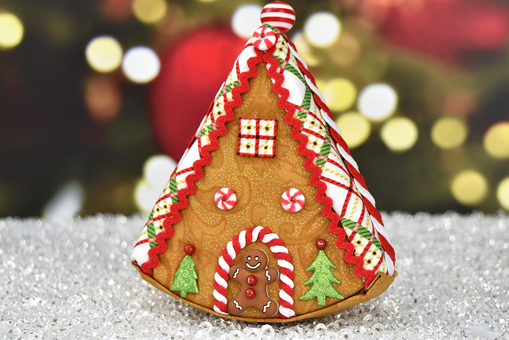 candy-christmas-quilted-no-sew-ornament-gingerbread-house-1