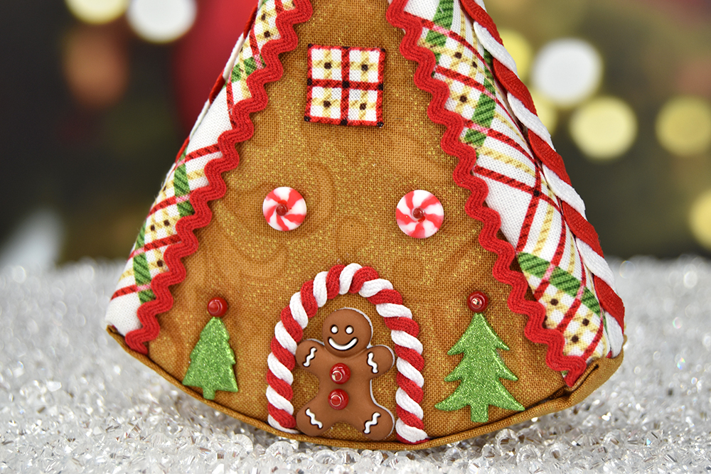 candy-christmas-quilted-no-sew-ornament-gingerbread-house-4