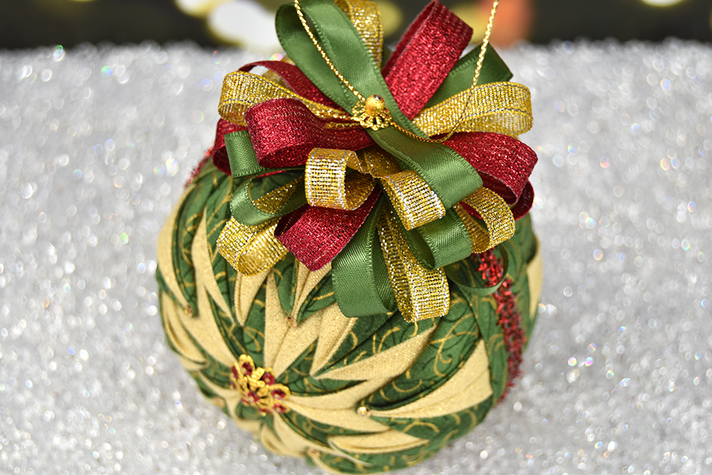 christmas-quilted-no-sew-ornament-ball-2