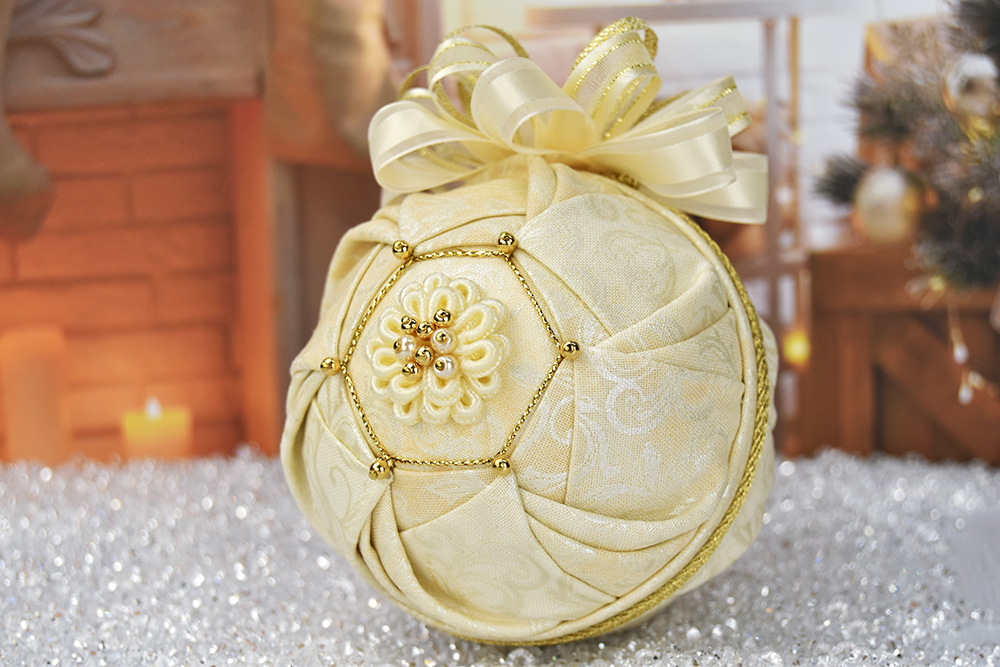 cream-gold-princess-pattern-quilted-ornament-1